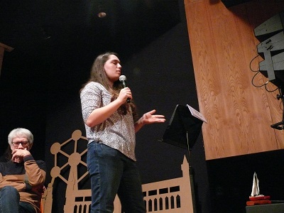 Membre du jury lycéen tenant un discours sur scène