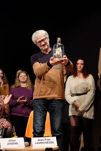 Le lauréat du prix JMJE 2019, Jean-Yves Laurichesse, avec son trophée